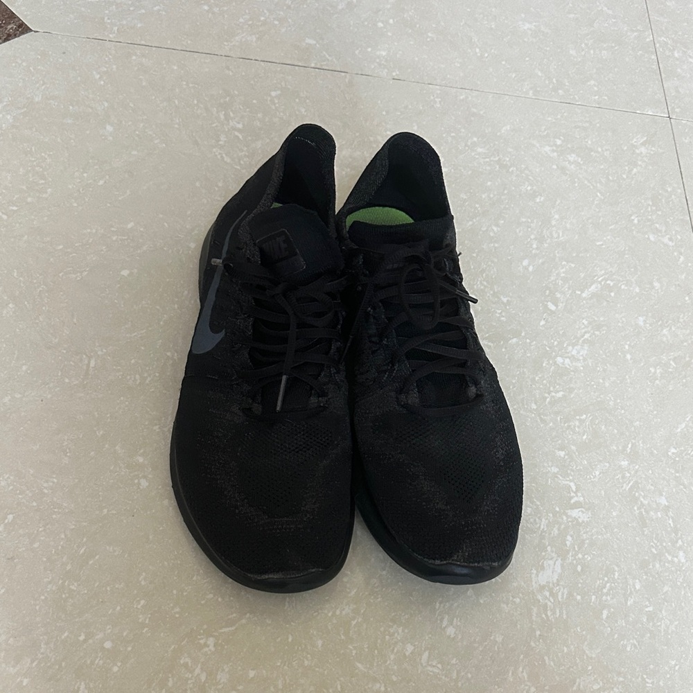 Nike Men's Black and Gray Athletic Shoes